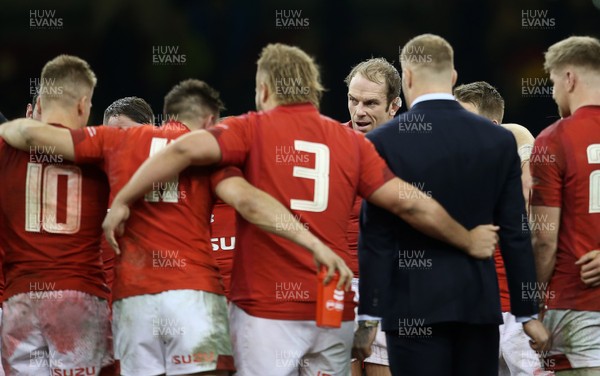 241118 - Wales v South Africa - Under Armour Series - Alun Wyn Jones of Wales talks to his team mates