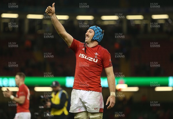 241118 - Wales v South Africa - Under Armour Series - Justin Tipuric of Wales gives the thumbs up to the crowd
