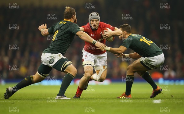241118 - Wales v South Africa, Under Armour Series 2018 - Jonathan Davies of Wales takes on Duane Vermeulen of South Africa and Handre Pollard of South Africa