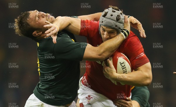 241118 - Wales v South Africa, Under Armour Series 2018 - Jonathan Davies of Wales holds off Duane Vermeulen of South Africa 
