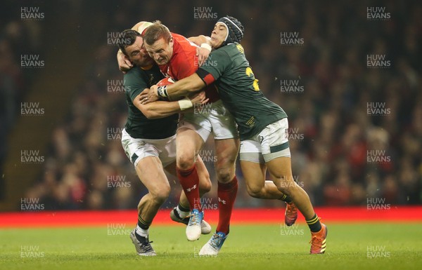 241118 - Wales v South Africa, Under Armour Series 2018 - Hadleigh Parkes of Wales takes on Jesse Kriel of South Africa and Damian Willemse of South Africa 
