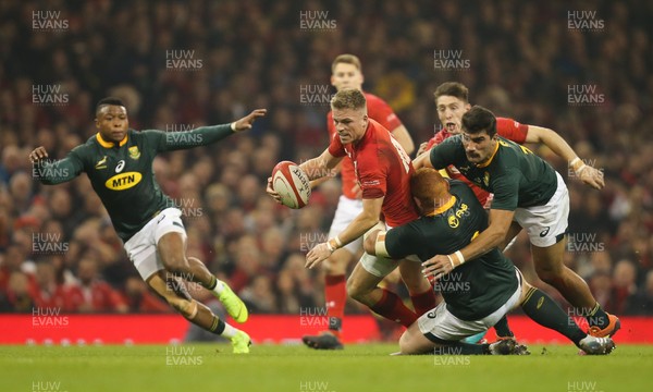 241118 - Wales v South Africa, Under Armour Series 2018 - Gareth Anscombe of Wales looks to break away
