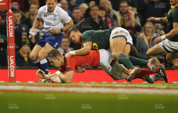 241118 - Wales v South Africa, Under Armour Series 2018 - Liam Williams of Wales dives in to score try