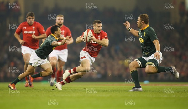 241118 - Wales v South Africa, Under Armour Series 2018 - Gareth Davies of Wales breaks away