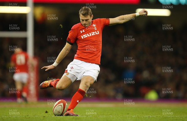 241118 - Wales v South Africa, Under Armour Series 2018 - Dan Biggar of Wales kicks the second of his penalties