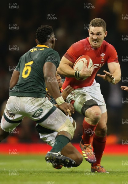 241118 - Wales v South Africa, Under Armour Series 2018 - George North of Wales takes on Siya Kolisi of South Africa