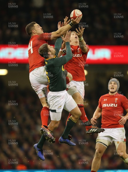 241118 - Wales v South Africa, Under Armour Series 2018 - George North of Wales and Liam Williams of Wales out jump Willie le Roux of South Africa  to win the ball