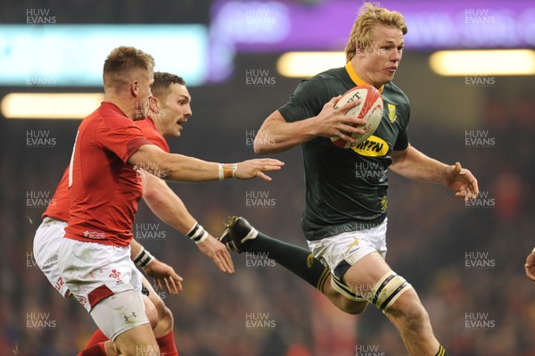 241118 - Wales v South Africa - Under Armour Series -  Pieter-Steph du Toit of South Africa beats George North of Wales and Gareth Anscombe of Wales 
