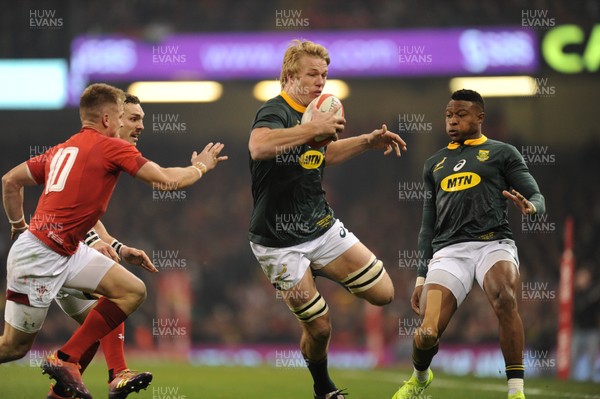 241118 - Wales v South Africa - Under Armour Series -  Pieter-Steph du Toit of South Africa beats George North of Wales and Gareth Anscombe of Wales 
