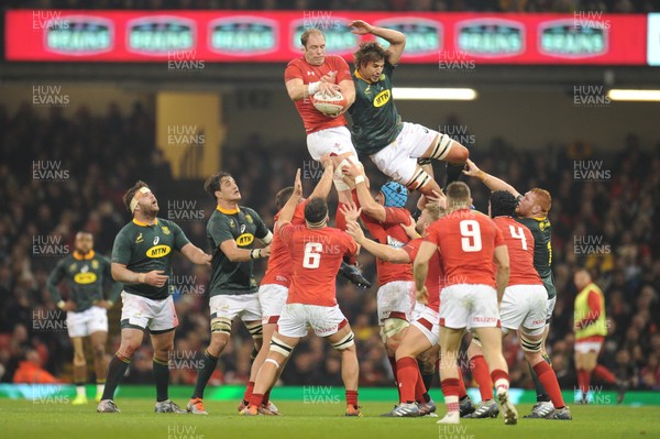 241118 - Wales v South Africa - Under Armour Series -  Alun Wyn Jones of Wales  and Eben Etzebeth of South Africa compete for line out ball