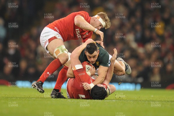 241118 - Wales v South Africa - Under Armour Series -  Jesse Kriel of South Africa  is tackled by Adam Beard of Wales  and Aaron Wainwright of Wales 