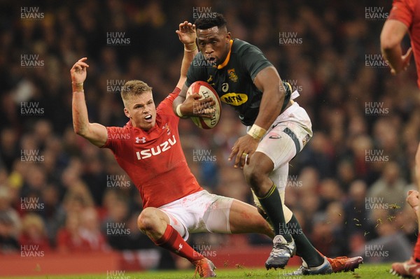 241118 - Wales v South Africa - Under Armour Series -  Siya Kolisi of South Africa beats Gareth Anscombe of Wales 