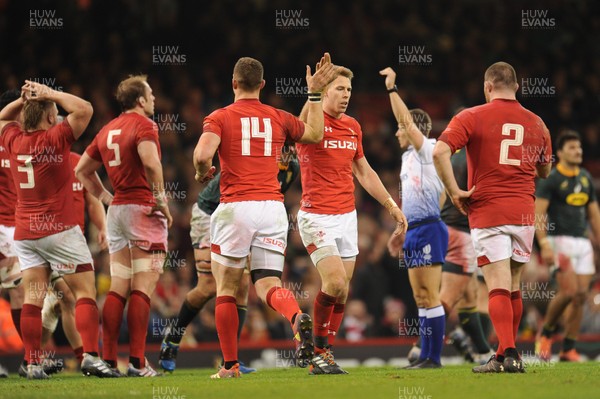 241118 - Wales v South Africa - Under Armour Series -  Wales players celebrate a defensive stand