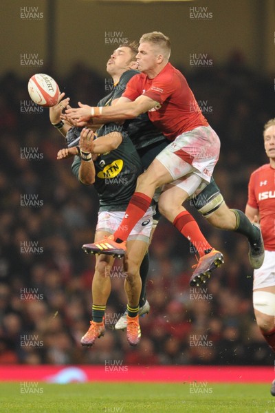 241118 - Wales v South Africa - Under Armour Series -  Gareth Anscombe of Wales competes for the high ball with Cheslin Kolbe and Duane Vermeulen of South Africa 