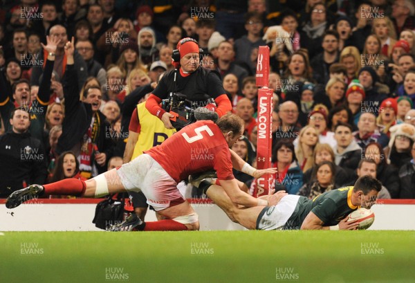 241118 - Wales v South Africa - Under Armour Series - Jesse Kriel of South Africa scores