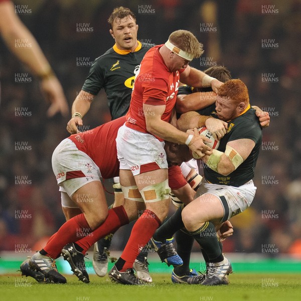 241118 - Wales v South Africa - Under Armour Series - Steven Kitshoff of South Africa is tackled by Aaron Wainwright of Wales 