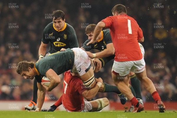 241118 - Wales v South Africa - Under Armour Series - Eben Etzebeth of South Africa is tackled by Justin Tipuric of Wales 