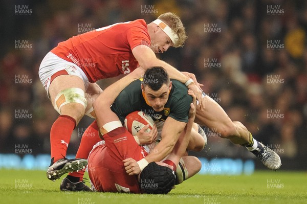 241118 - Wales v South Africa - Under Armour Series - Embrose Papier of South Africa is tackled by Adam Beard of Wales and Aaron Wainwright of Wales 