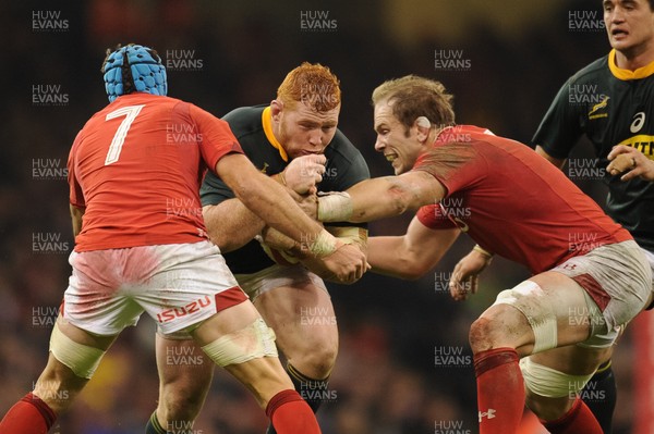 241118 - Wales v South Africa - Under Armour Series - Steven Kitshoff of South Africa is tackled by Justin Tipuric of Wales  and Alun Wyn Jones of Wales 