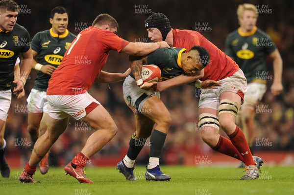 241118 - Wales v South Africa - Under Armour Series - Elton Jantjies of South Africa is tackled by Nicky Smith of Wales and Adam Beard of Wales 