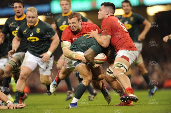 241118 - Wales v South Africa - Under Armour Series - Elton Jantjies of South Africa is tackled by Hadleigh Parkes of Wales and Ellis Jenkins of Wales 