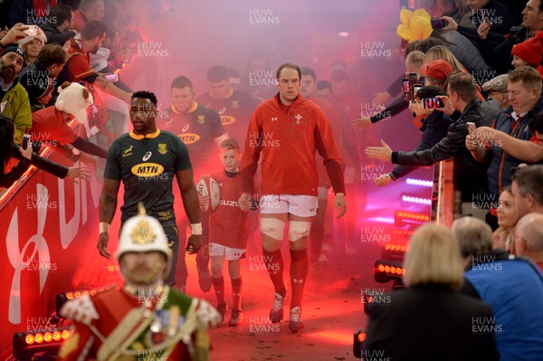 241118 - Wales v South Africa - Under Armour Series -  Siya Kolisi of South Africa and Alun Wyn Jones of Wales lead out their teams