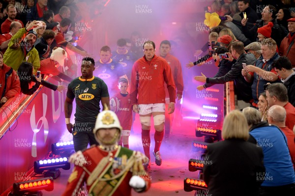241118 - Wales v South Africa - Under Armour Series -  Siya Kolisi of South Africa and Alun Wyn Jones of Wales lead out their teams