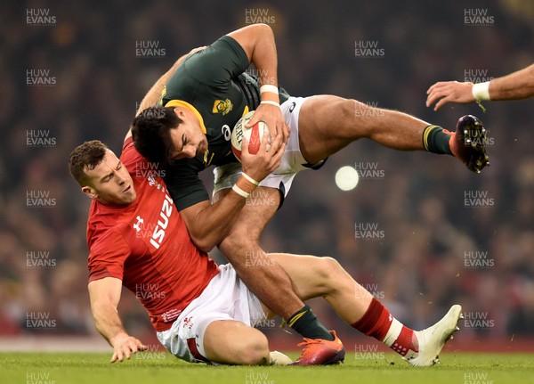 241118 - Wales v South Africa - Under Armour Series -  Damian de Allende of South Africa is tackled by Gareth Davies of Wales 