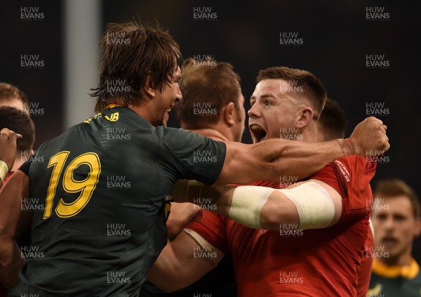 241118 - Wales v South Africa - Under Armour Series -  Rob Evans of Wales and Eben Etzebeth of South Africa clash