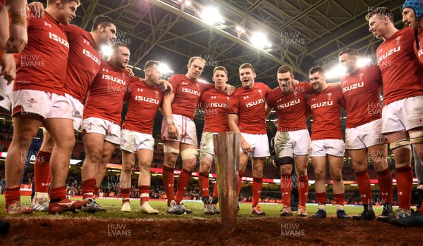 241118 - Wales v South Africa - Under Armour Series 2018 - Wales squad celebrate win at the end of the game