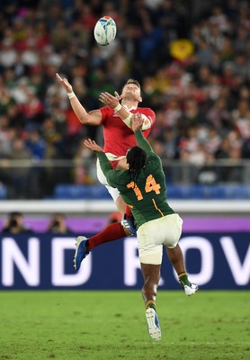 271019 - Wales v South Africa - Rugby World Cup Semi-Final - Dan Biggar of Wales gets to the high ball before Sbu Nkosi of South Africa