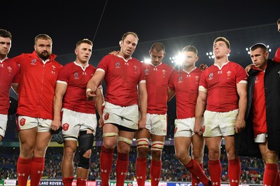 271019 - Wales v South Africa - Rugby World Cup Semi-Final - Alun Wyn Jones of Wales talks to the team after the game