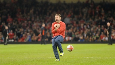 291114 - Wales v South Africa - Dove Men Series -Half time catching competition