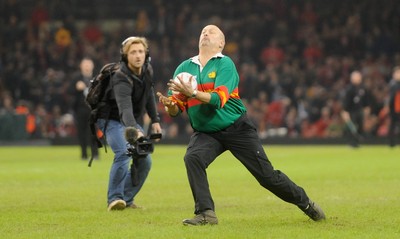 291114 - Wales v South Africa - Dove Men Series -Half time catching competition