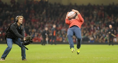 291114 - Wales v South Africa - Dove Men Series -Half time catching competition