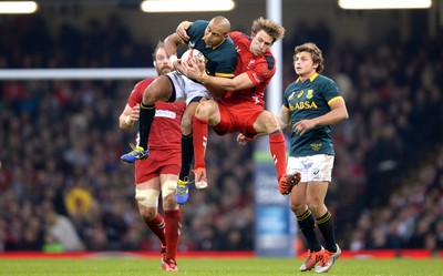 291114 - Wales v South Africa - Dove Men Series -Cornal Hendricks of South Africa and Liam Williams of Wales compete for high ball