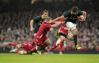 291114 - Wales v South Africa - Dove Men Series - Eben Etzebeth of South Africa gets away from Samson Lee of Wales