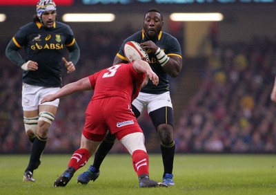 291114 - Wales v South Africa - Dove Men+Care Series -Tendai Mtawarira of South Africa is tackled by Samson Lee of Wales