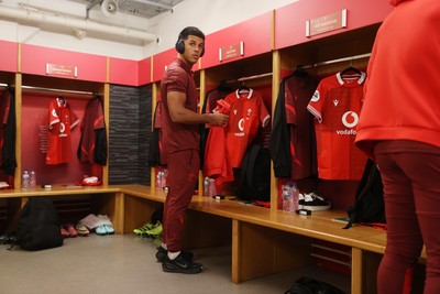 291125 - Wales v South Africa Springboks - Quilter Nations Series - Rio Dyer of Wales in the dressing room
