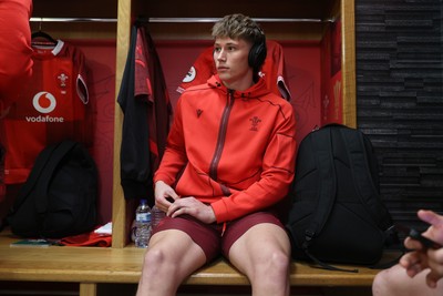 291125 - Wales v South Africa Springboks - Quilter Nations Series - Ellis Mee of Wales in the dressing room