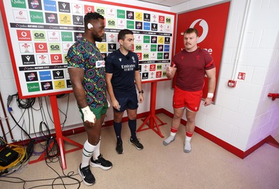 291125 - Wales v South Africa Springboks - Quilter Nations Series - Siya Kolisi of South Africa and Dewi Lake of Wales during the coin toss