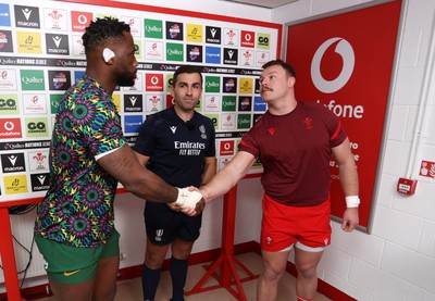 291125 - Wales v South Africa Springboks - Quilter Nations Series - Siya Kolisi of South Africa and Dewi Lake of Wales during the coin toss