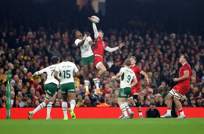 291125 - Wales v South Africa Springboks - Quilter Nations Series - Ellis Mee of Wales gets under the high ball
