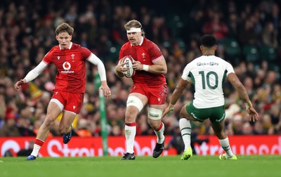 291125 - Wales v South Africa Springboks - Quilter Nations Series - Aaron Wainwright of Wales is challenged by Sacha Feinberg-Mngomezulu of South Africa 