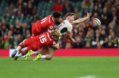 291125 - Wales v South Africa Springboks - Quilter Nations Series - Ethan Hooker of South Africa is tackled by Rio Dyer and Blair Murray of Wales 