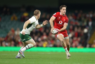 291125 - Wales v South Africa Springboks - Quilter Nations Series - Kieran Hardy of Wales 