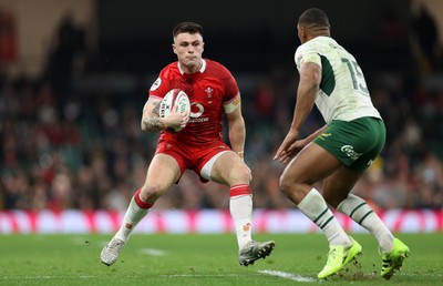 291125 - Wales v South Africa Springboks - Quilter Nations Series - Joe Roberts of Wales is tackled by Damian Willemse of South Africa 