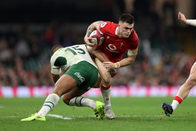 291125 - Wales v South Africa Springboks - Quilter Nations Series - Joe Roberts of Wales is tackled by Damian Willemse of South Africa 