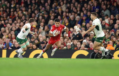 291125 - Wales v South Africa Springboks - Quilter Nations Series - Rio Dyer of Wales is challenged by Kwagga Smith of South Africa 