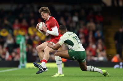 291125 - Wales v South Africa Springboks - Quilter Nations Series - Ellis Mee of Wales is tackled by Damian Willemse of South Africa 